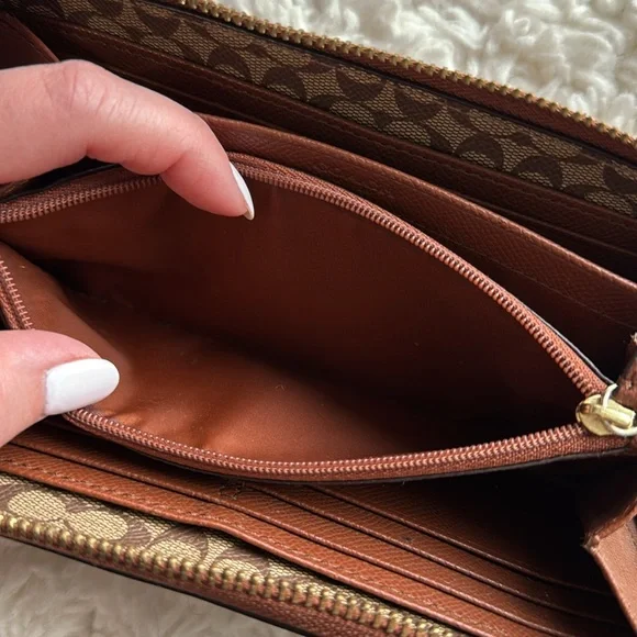 Coach Accordion Zip Wallet‎ - Picture 7 of 8